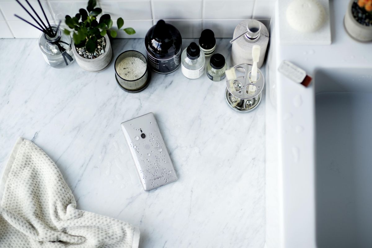 06 Xperia XZ2 Liquid Silver Back Lifestyle