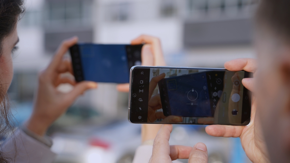 Dva uređaja Samsung Galaxy S21 Ultra