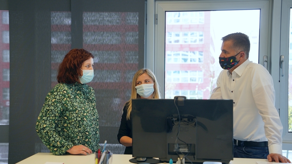 s lijeva na desno: Darinka Lončar Kočić (Strojarska i prometna škola Varaždin), Marijana Balić Lovrec (Strojarska i prometna škola Varaždin), Damir Vukić (direktor, Rail Cargo Logistics – Croatia d.o.o.)