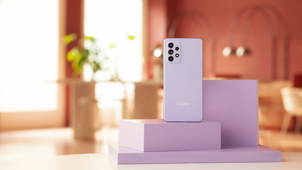Galaxy a52_lifestyle_violet Galaxy a52_lifestyle_violet