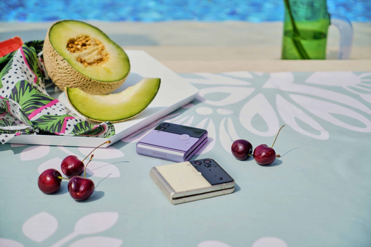 lifestyle_galaxyzflip3_5g_cream_lavender