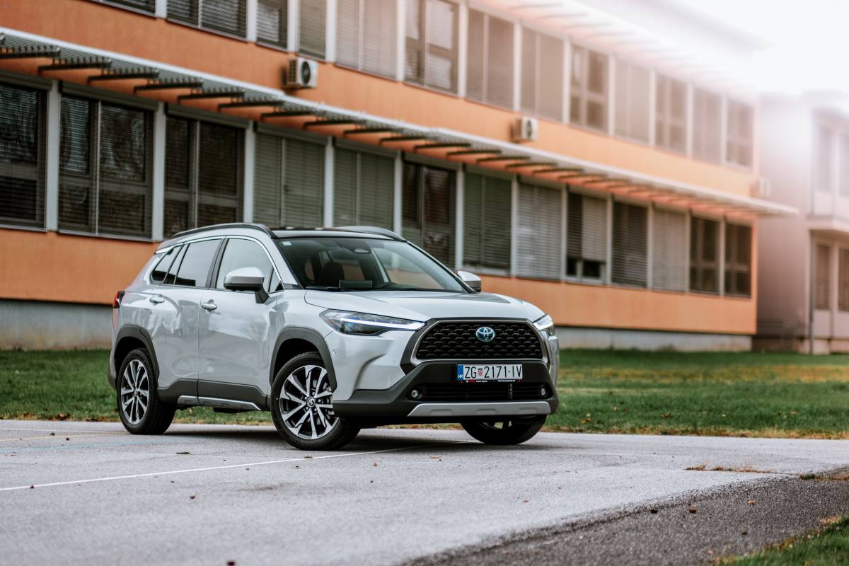 Toyota-Corolla-Cross-Hybrid-2.0