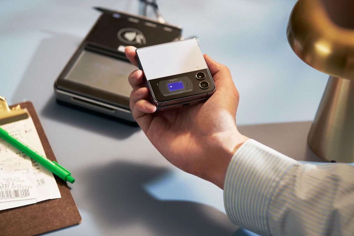 Hands-on_galaxy_zflip4