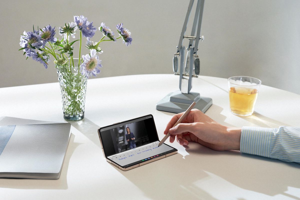 Hands-on_galaxy_zfold4