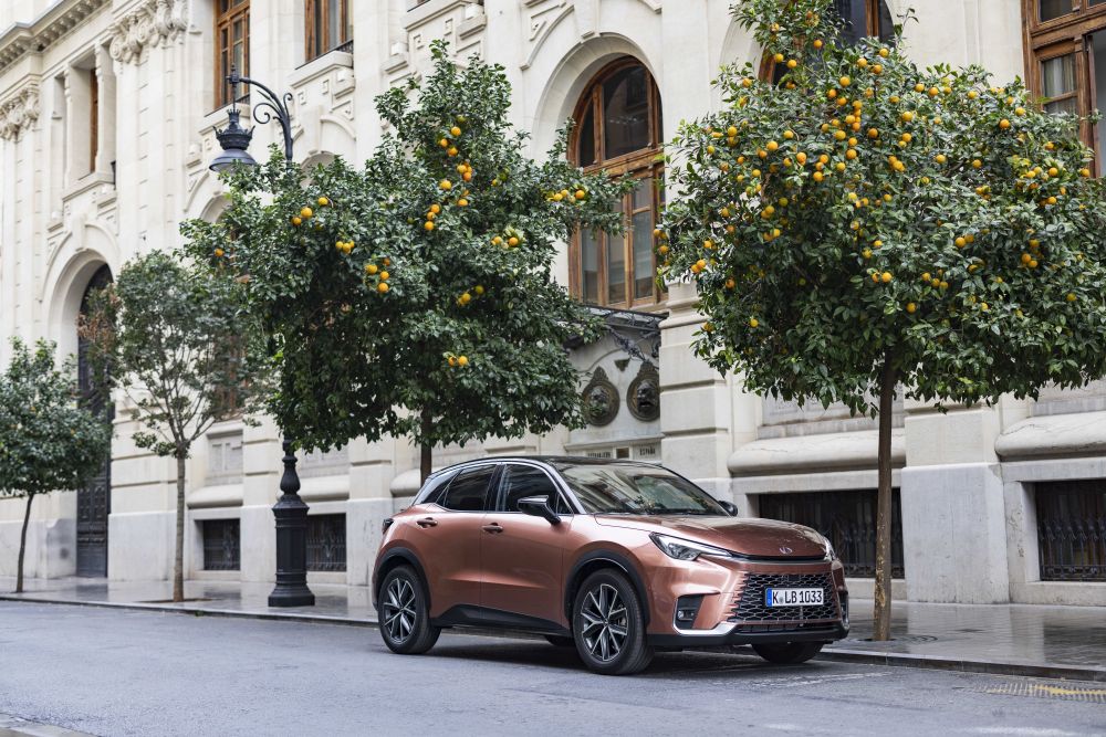 lexus-lbx-cool-copper-Valencia