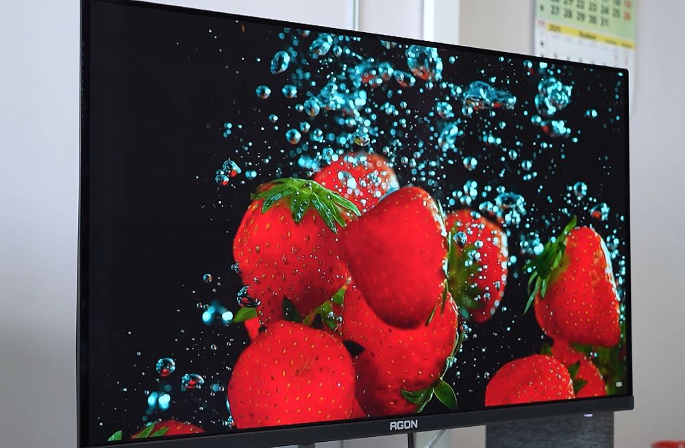 AOC Agon Pro AG326UD - crna boja i jagode - kontrast