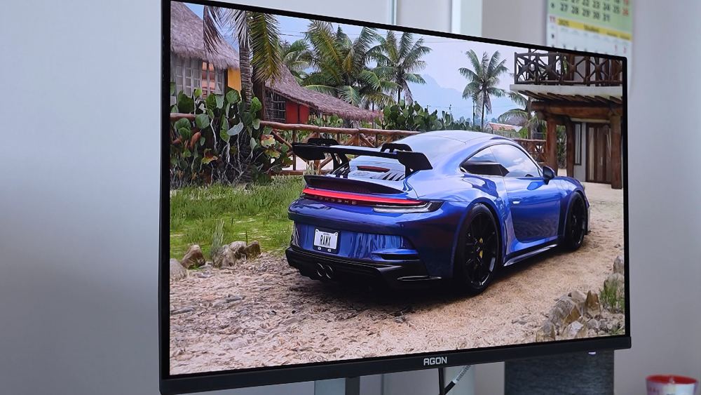 AOC Agon Pro AG326UD - slika Porschea