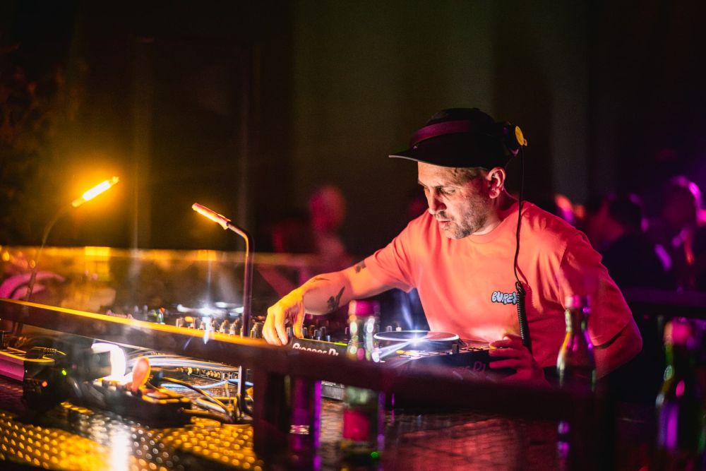 Ulaznica vrijedi za dva dana dnevnog programa, te popratni večernji sadržaj