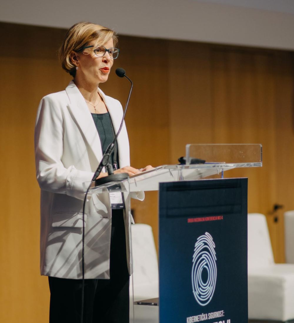 Vlatka Marčan - voditeljica NKS-a - izlaganje na podiju