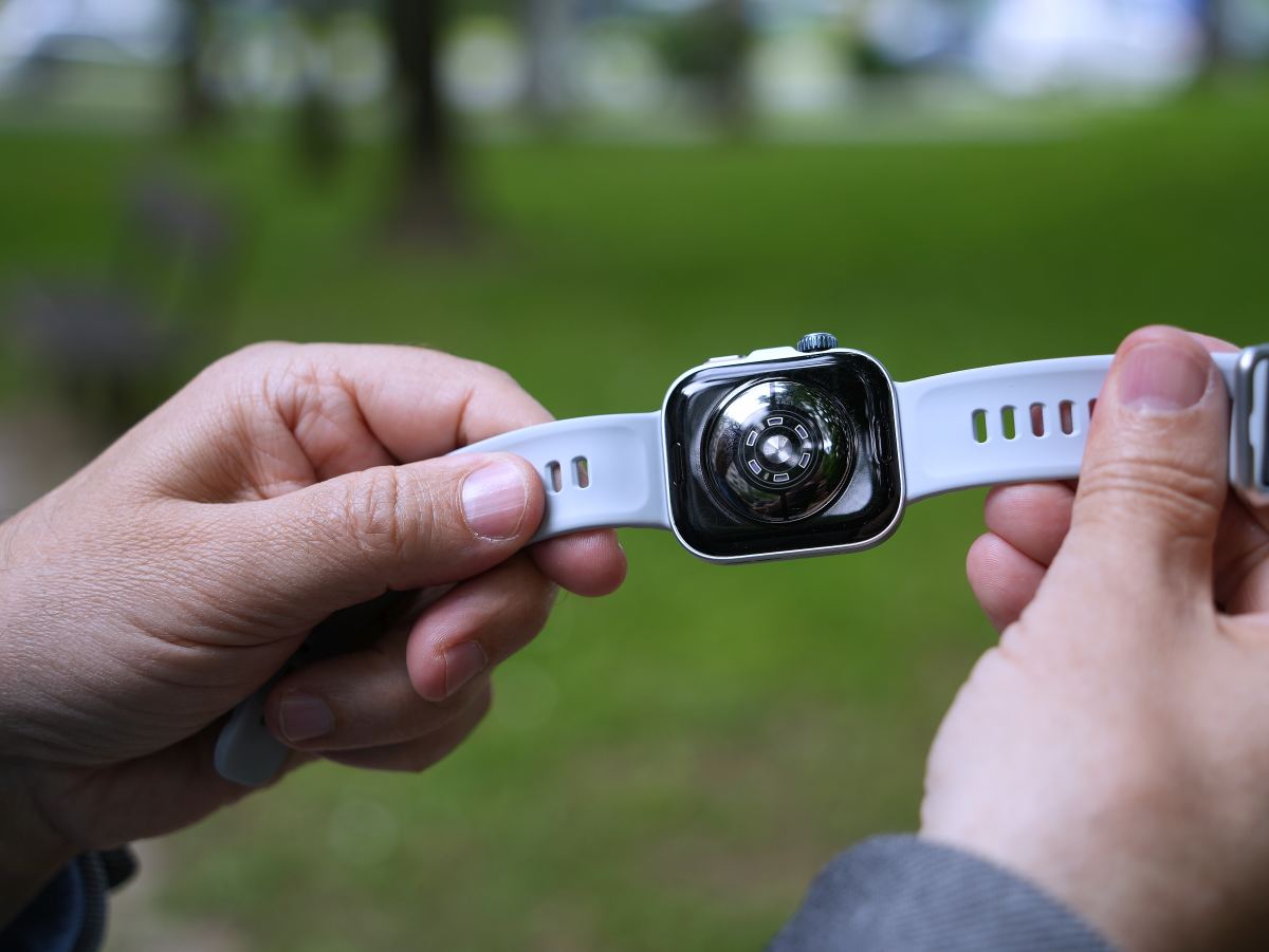 HUAWEI Watch Fit 4 Pro - slika pozadine sa senzorima