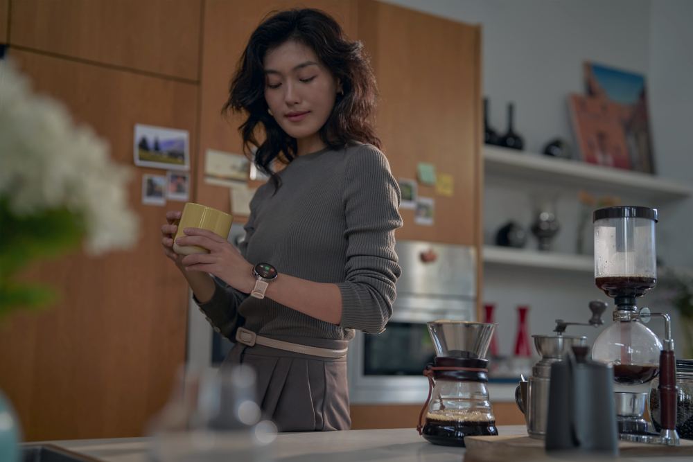 HUAWEI Watch 5 - javljanje na dolazi poziv, žena u kuhinji