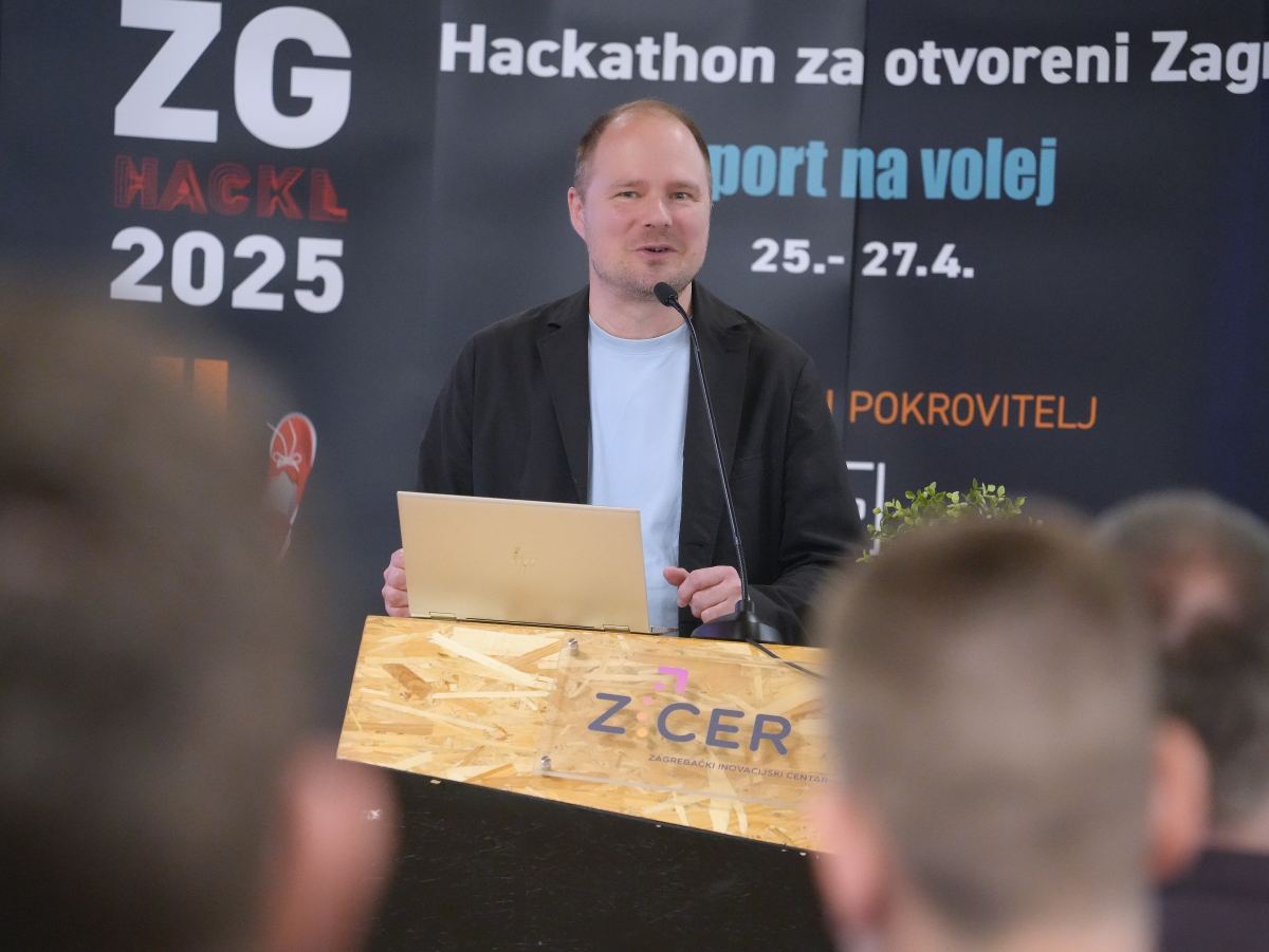 ZICER - dodjela nagrada - Sport na volej - zamjenik gradonačelnika Grada Zagreba Luka Korlaet