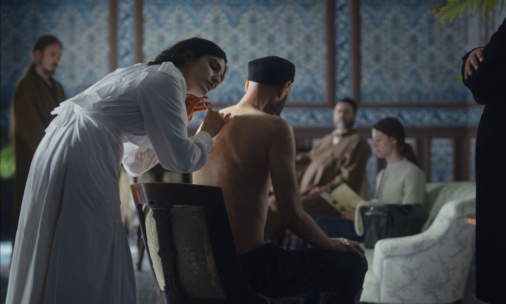 Scena iz filma_Otapanje vladara