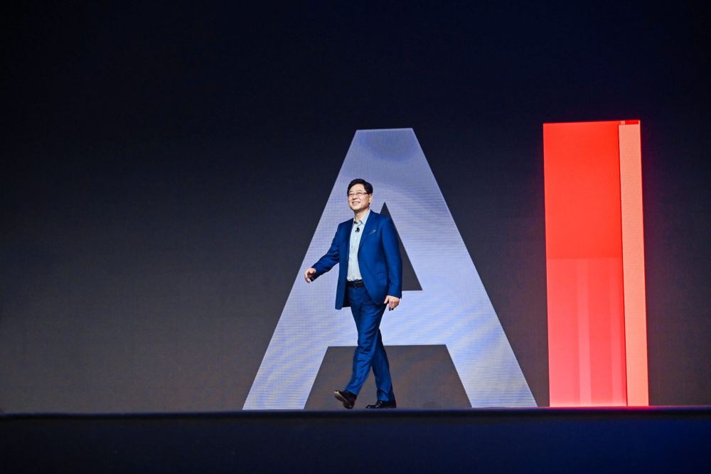 Predsjednik i izvršni direktor kompanije Lenovo - Yuanqing Yang - dolazak na pozornicu