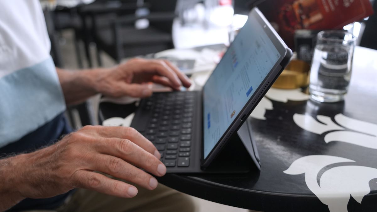 HUAWEI MatePad 11.5 (PaperMatte) - čitanje u kafiću na tabletu