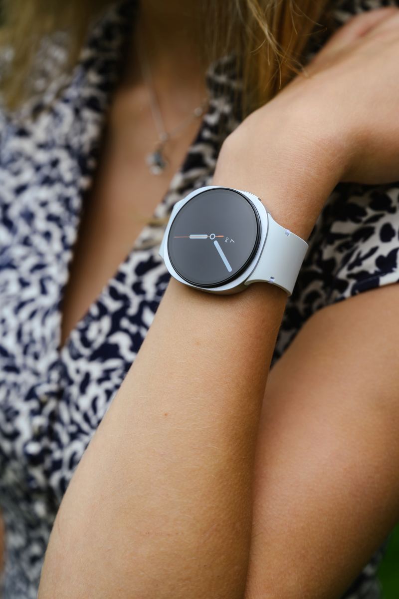 Pametni sat Galaxy-Watch8 i sjajni zaslon - na ruci ženske osobe