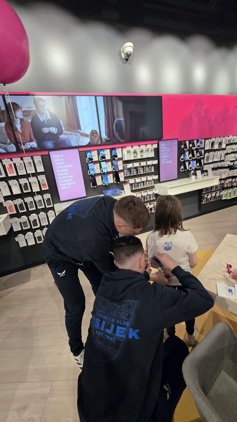 igrači NK Osijeka Oleksandr Petrusenko i Jon Mersinaj