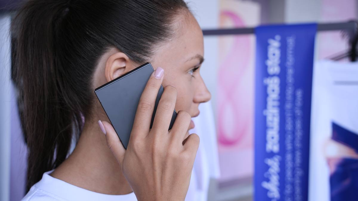 Galaxy-Z-Flip8-telefoniranje