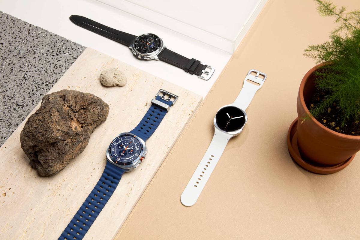 galaxy-watch8-silver-galaxy-watch8-classic-black-galaxy-watch-ultra-titanium-blue