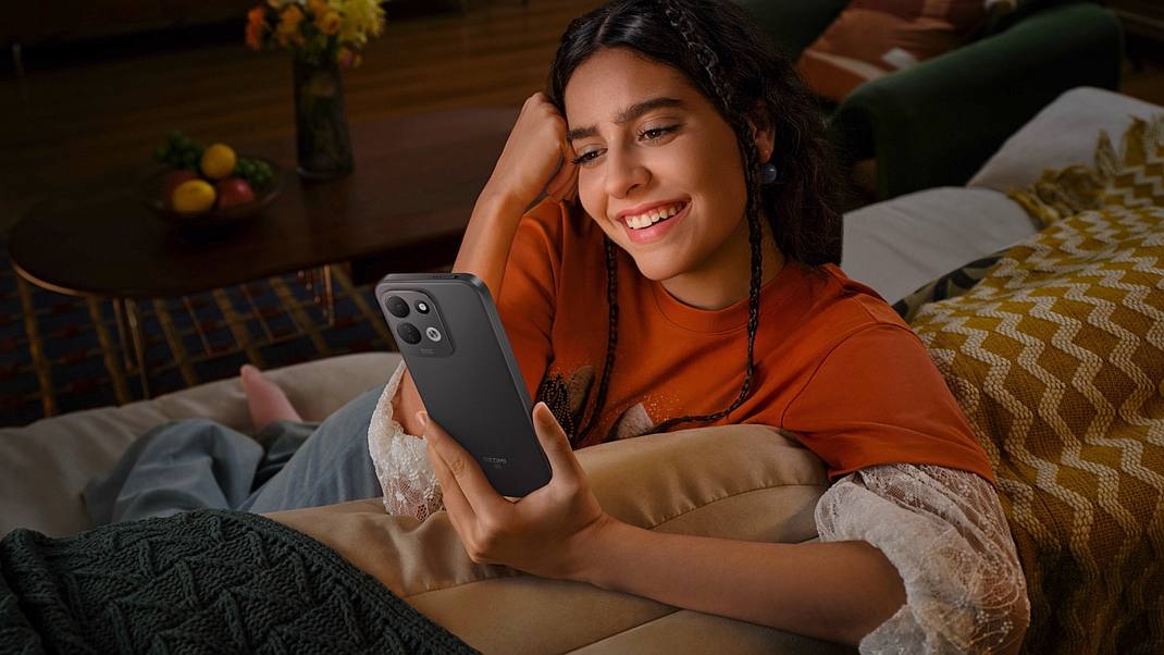 Xiaomi REDMI 17 serija - žena i pogled u zaslon mobitela