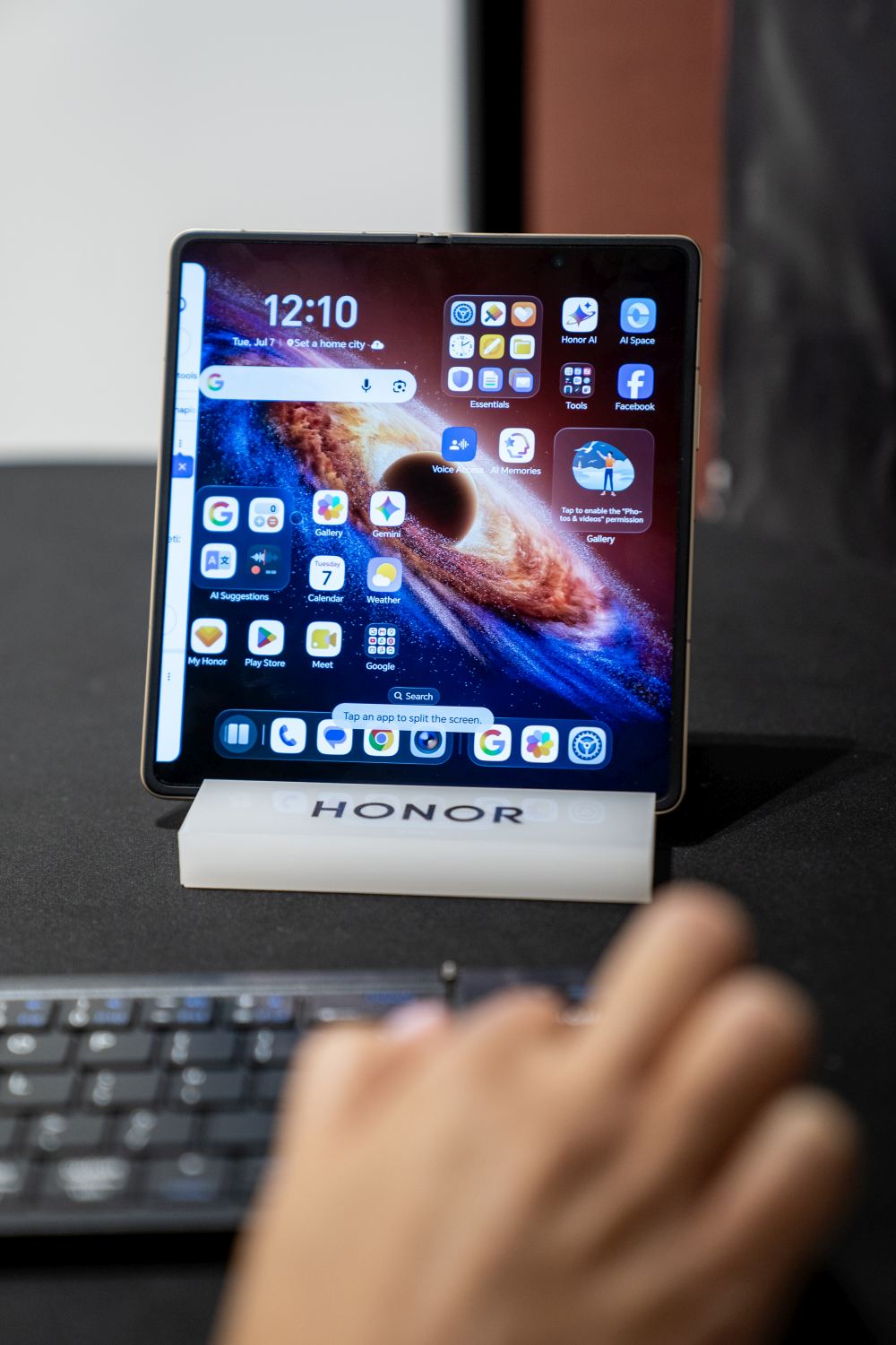 HONOR Magic V6 