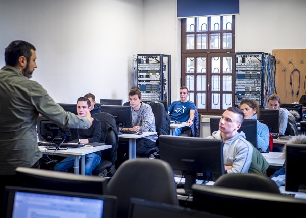 Udruga za poticanje obrazovanja Servus poziva izvrsne bruco&scaron;e da se prijave za stipendije na studijima računarstva