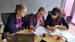 Tri djevojke s interaktivnom bajkom osvojile glavnu nagradu na ovogodi&scaron;njem Hack It! hackathonu