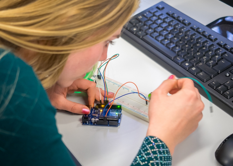 Proljetni praznici uz besplatne radionice za srednjo&scaron;kolce: robotika, razvoj igara, digitalni marketing, sigurnost mreža i sustava