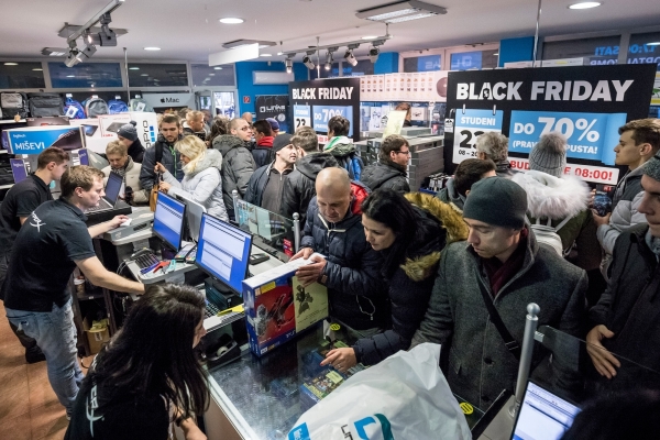 Za kupce topli napitci i Hitna u pripravnosti dok čekaju do 70 posto popusta