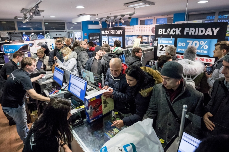 Za kupce topli napitci i Hitna u pripravnosti dok čekaju do 70 posto popusta