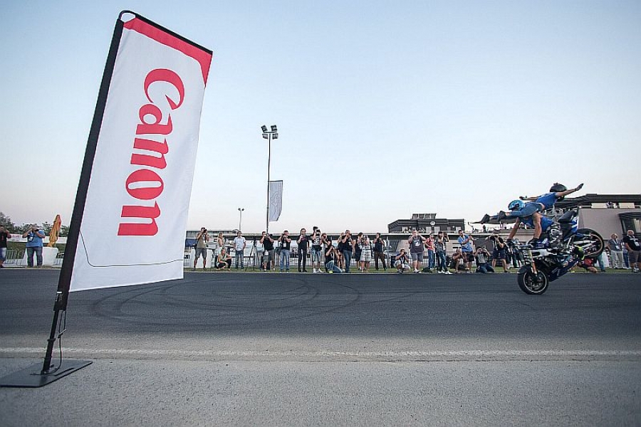 EOS 5D Mark IV zabljesnuo pred drifterima i kaskaderima na Canonovom moto-fotografskom događaju