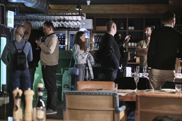 Huawei i nagrađivani fotograf Goran Jović predstavili Huawei nova 9 pametni telefon predstavnicima hrvatskih medija