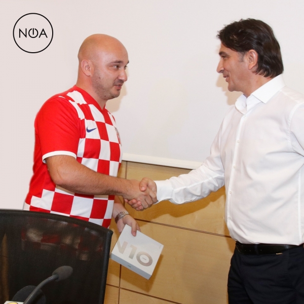 Izbornik Vatrenih, Zlatko Dalić dobio hrvatski pametni telefon NOA N10