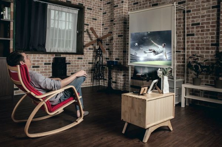 LG &scaron;iri liniju Minibeam s najsvjetlijim baterijskim UST projektorom